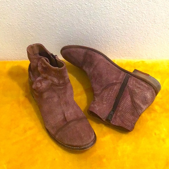 π FREE PEOPLE Pin Dot Distressed Leather Ankle Boots 5β Shaft Height Low Heel - Picture 1 of 11